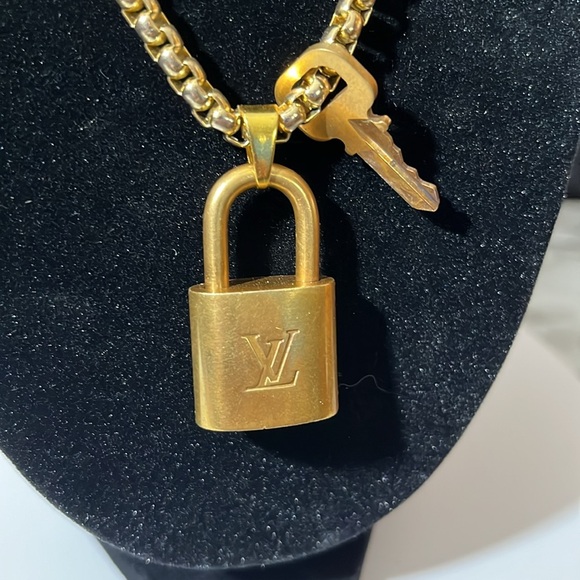 STACK! LOUIS VUITTON LOCK AND KEY #307 WITH GOLD PLATED STAINLESS STEEL CHAIN. - Picture 4 of 16